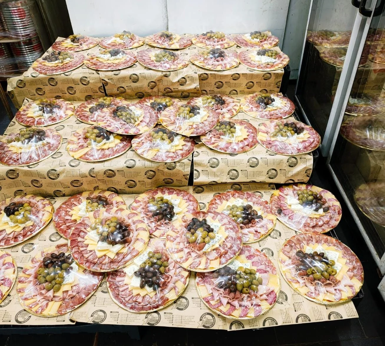 Variedad de fiambres en operación mayorista